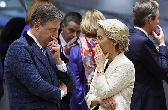 P�edsedkyn� Evropské komise Ursula von der Leyenová (vpravo) hovo�í s belgickým...