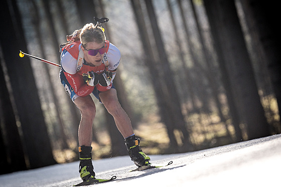 Tomá Mikyska ve své zkrácené kombinéze na trati stíhaky v Novém Mst.