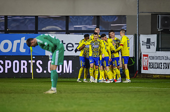 Radost zlínských fotbalist� po tref� v utkání s Prost�jovem.
