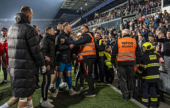 Dohra derby na Letné. Spor mezi hráči Slavie a fanoušky Sparty řešila ochranka.