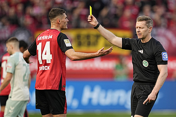 Patrik Schick z Leverkusenu se zlobí, od rozhodího práv dostal lutou kartu.