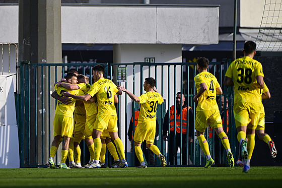 Fotbalisté Olomouce se radují ze vst�elené branky v zápase proti Bohemians.