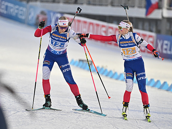 Ilona Plechá�ová (vpravo) p�edává �tafetu Lucii Charvátové b�hem závodu v Novém...