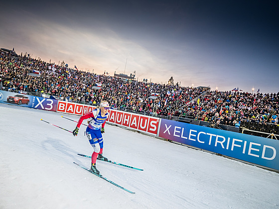 Lucie Charvátová b�í �enskou �tafetu v Novém M�st� na Morav�.