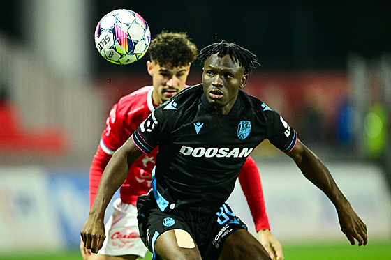 Plze�ský Prince Adu sleduje balon b�hem utkání proti Pardubicím.