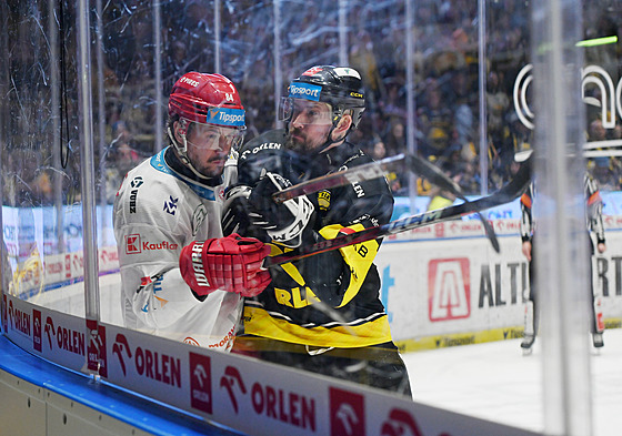 Litvínovský Nicolas Hlava (vpravo) dohrává u mantinelu Tomá�e Kundrátka z...