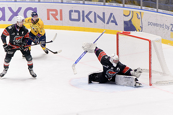Chomutovský Pavel Jekel zasahuje ve �tvrtfinále play off první ligy proti Zlínu.