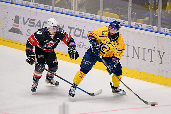 Zlínský Zden�k Okál kontroluje puk b�hem �tvrtfinále play off první ligy proti...