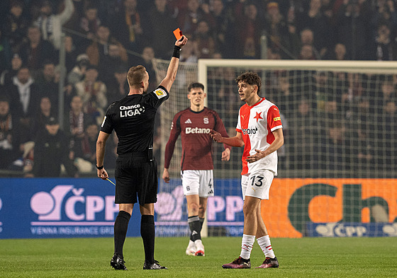 Rozhod�í vylu�uje Mojmíra Chytila ze Slavie.