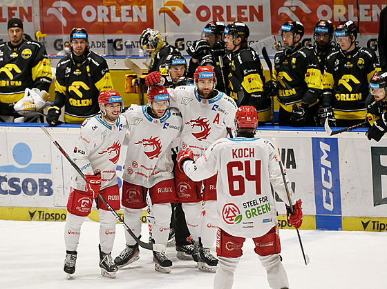 Hokejisté T�ince slaví gól ve druhém utkání p�edkola proti Litvínovu.