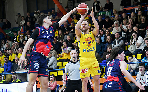 Ústecký Ond�ej �i�ka pálí na ko�, brání ho Milan Strán�l z Brna.