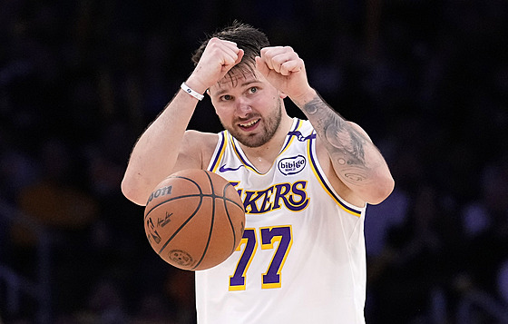 Luka Don�i� v zápas s Clippers.