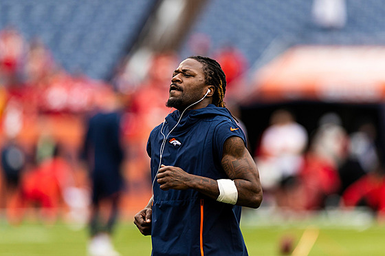 Adam Jones p�ed zápasem Denver Broncos v roce 2018.