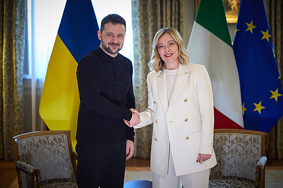 Ukrajinský prezident Volodymyr Zelenskyj s italskou premiérkou Giorgiou...