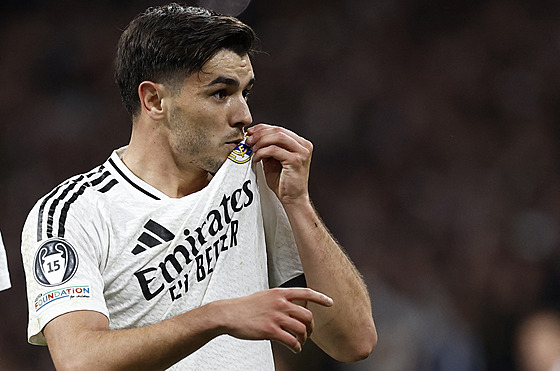 Brahim Díaz z Realu Madrid líbá znak klubu p�i oslav� gólu do sít� Atléítika...
