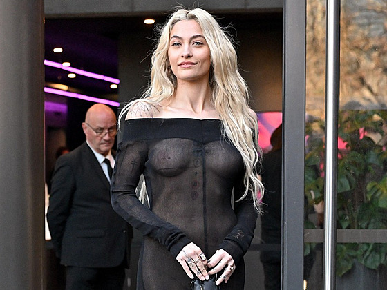 Paris Jacksonová p�edvedla v Pa�í�i hned dva modely, v nich� prosvítalo její...