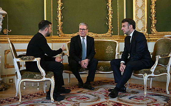 Ukrajinský prezident Volodymyr Zelenskyj (zleva), britský premiér Keir Starmer...