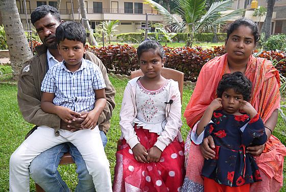 Indická rodina, které pomáhá Diecézní katolická charita Hradec Králové.