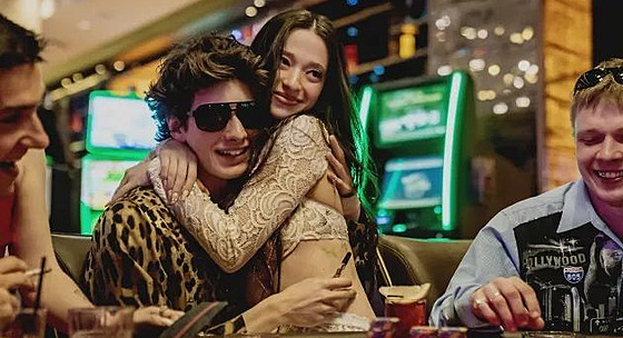 Mikey Madisonová a Mark Ejdel�tejn ve filmu Anora