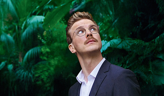 Albrecht Schuch ve filmu Páv
