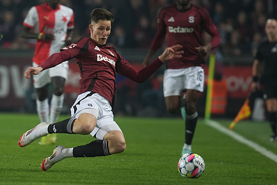 Skluzující sparanský stoper Martin Vitík v derby se Slavií.