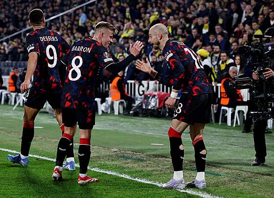 Václav �erný (vpravo) slaví se spoluhrá�i s Rangers gól do sít� Fenerbahce.