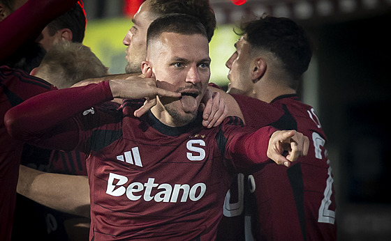 Spar�anský k�ídelník Luká� Haraslín slaví gól do sít� Slavie.