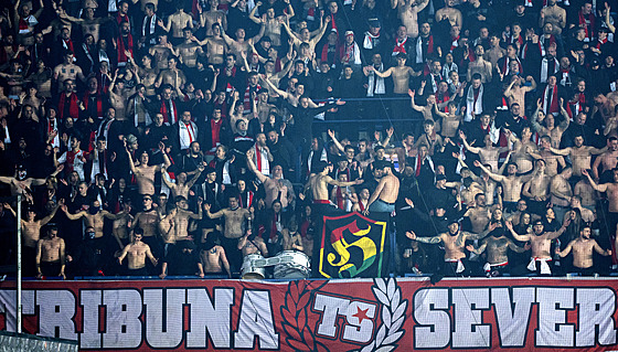 Slávisti�tí fanou�ci b�hem derby se Spartou.