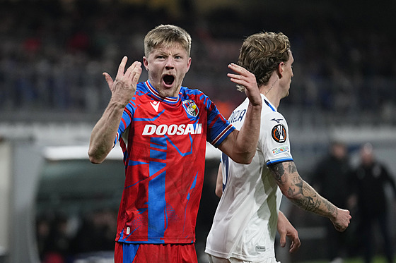 Luká erv hecuje plzeské fanouky v utkání s Laziem.