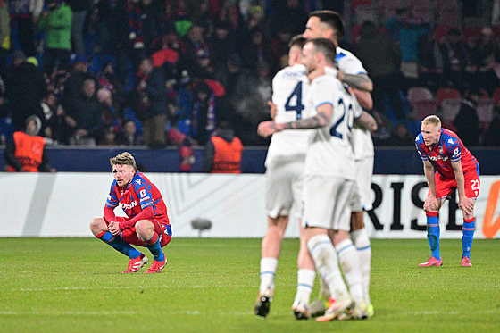 Zklamaní plzetí fotbalisté po inkasované brance v závru utkání s Laziem.