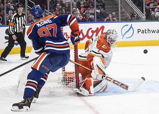 Luká� Dostál v brán� Anaheim Ducks �elí v zápase s Edmonton Oilers pokusu...