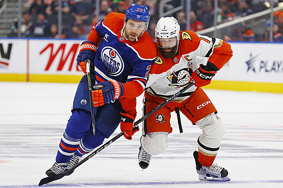 Leon Draisaitl (vlevo) z Edmonton Oilers a Radko Gudas z Anaheim Ducks se...
