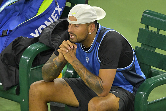 Nick Kyrgios zva�uje na turnaji v Indian Wells, zda zápas prvního kola skre�uje.
