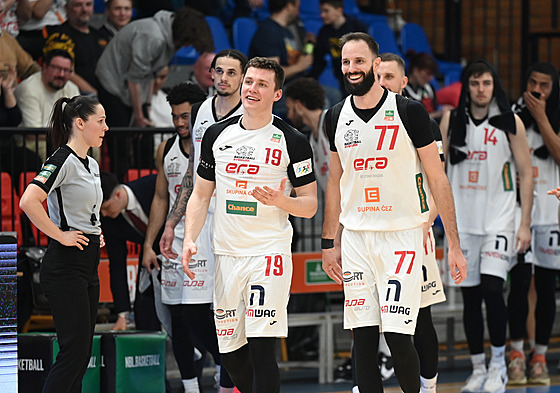 Nymbur�tí basketbalisté se radují, v pop�edí Ond�ej Sehnal (19) a Vojt�ch...