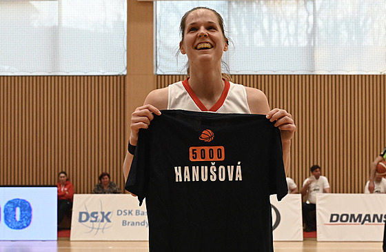 Alena Hanu�ová z DSK Basketball Brandýs se raduje z 5000 ligových bod�.