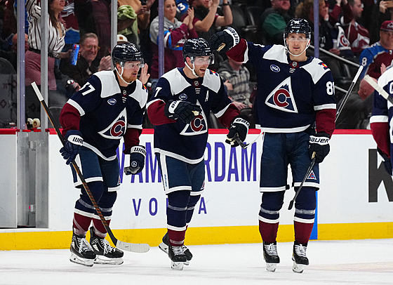 Devon Toews (7), Casey Mittelstadt (37) a Martin Ne�as (88) oslavují vít�zství...