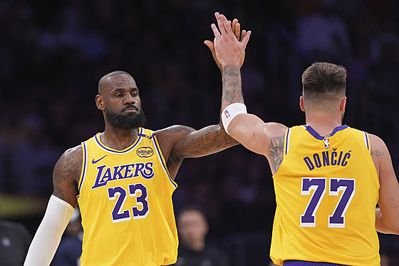 Lakers v derby táhli Dončič a LeBron, Cleveland se v Bostonu probral po čtvrtině - iDNES.cz