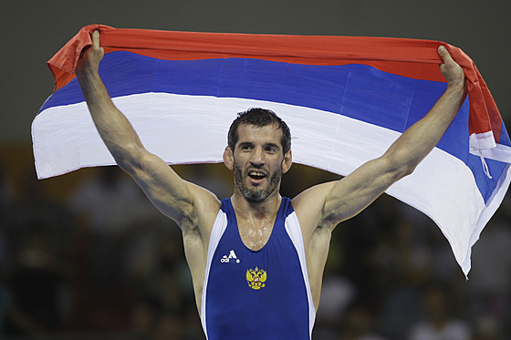 Ruský zápasník Buvajsar Sajtijev slaví vít�zství na olympijských hrách v...