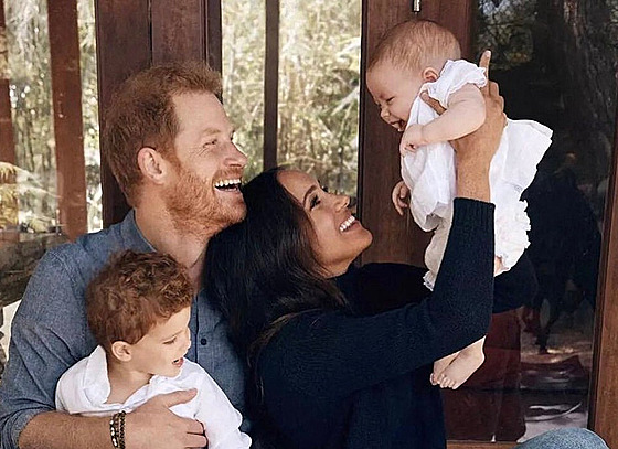 Princ Harry, vévodkyně Meghan, jejich syn Archie Harrison a dcera Lilibet Diana...