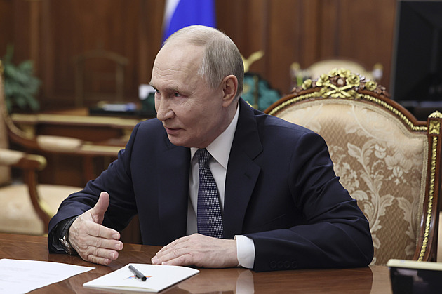 Nestáhneme se, prohlásil Putin. Macrona varoval před osudem Napoleona