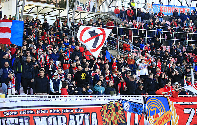 Fanouci Zbrojovky Brno bhem druholigového zápasu proti Chrudimi. (1. bezna...