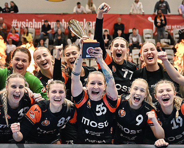 Jubilejní triumfy v poháru. Slaví mostecké házenkářky a jejich kolegové z Karviné