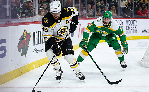 Minnesota ubránila Pastrňáka, Crosby překonal dvě legendy NHL