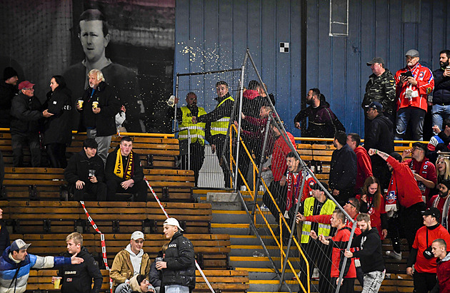 Kvli bezpenosti jsou na pelhimovském stadionu tábory fanouk obou klub...