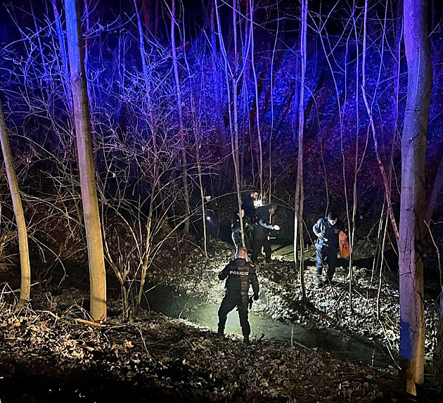 Po vytaeni z potoka záchranái podchlazeného mue pevezli do motolské...