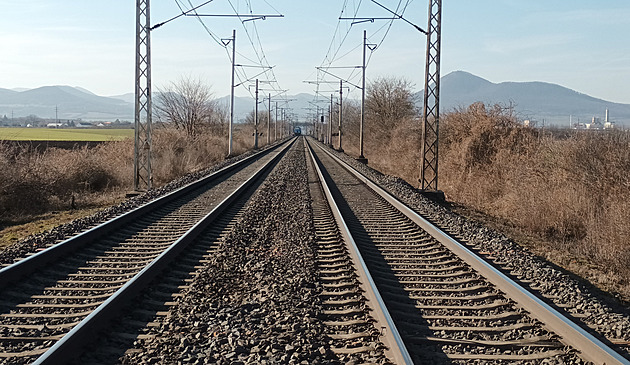Vlaky na koridoru do Prahy nejezdily kvůli poruše vedení v Roudnici nad Labem