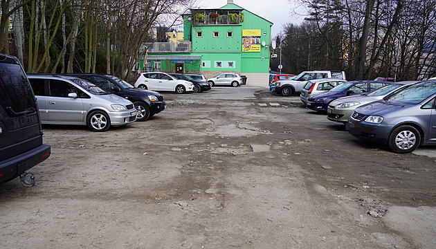 V Kamenické ulici v Dín vznikne parkovací dm. Stát bude v tsné blízkosti...