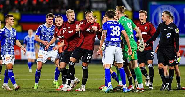 Jak vítěz poháru ovlivní boj o Evropu. Proč je pro rivaly výhodnější triumf Sparty?