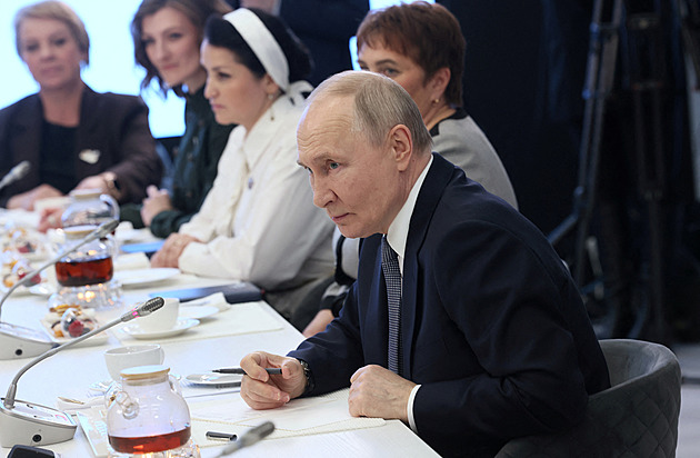 Nestáhneme se, prohlásil Putin. Macrona varoval před Napoleonovým osudem