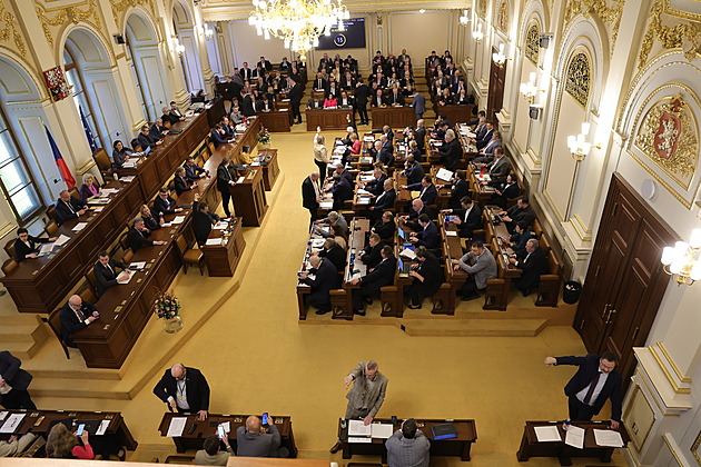 Majetková přiznání poslanců: Bartoš má úvěr 15 milionů, Babiš přiznal dar od ženy